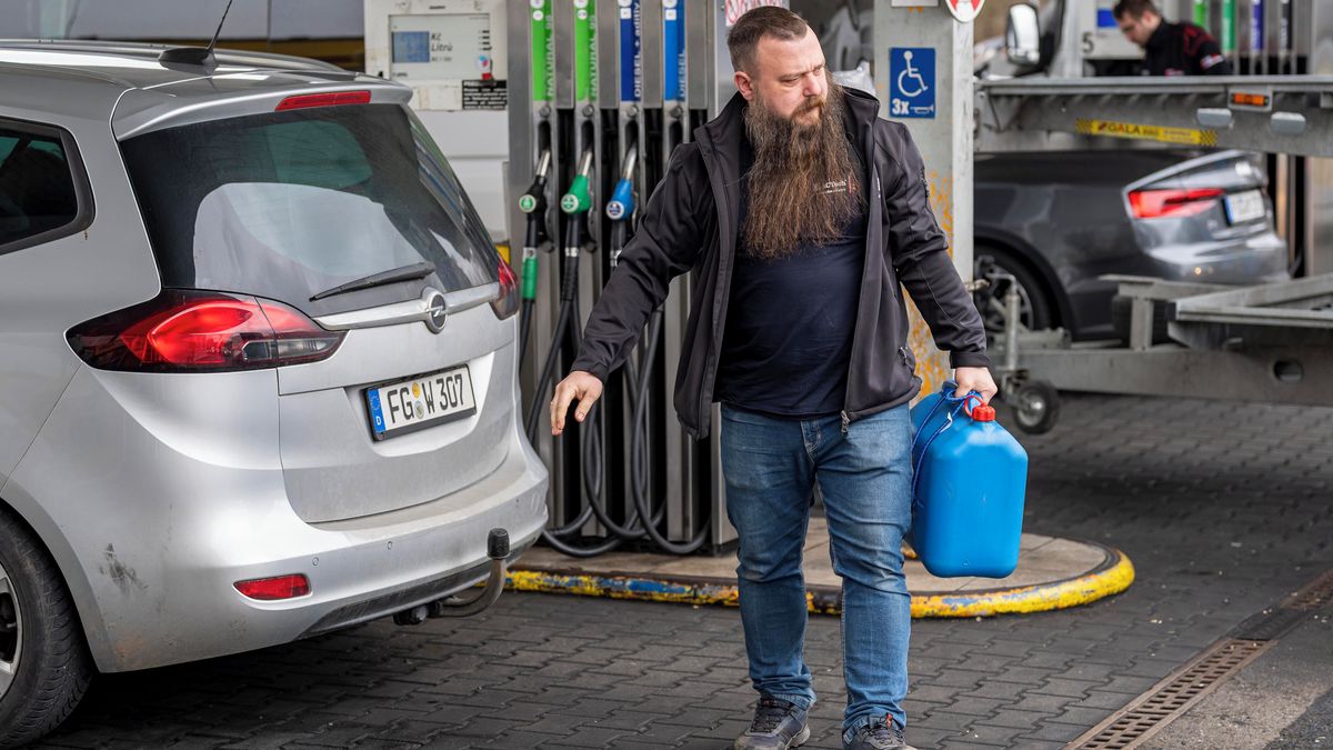 FOTO: Němci berou české benzinky útokem